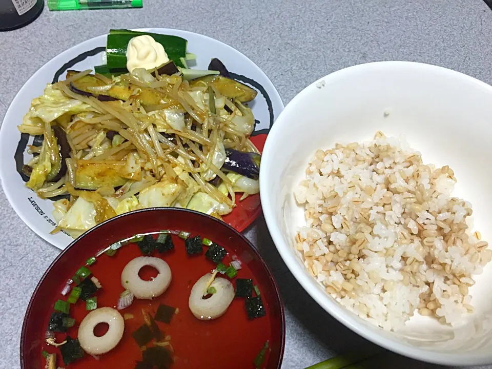 もち麦飯、茄子キャベツもやし炒め(カレー味)、お吸物、キュウリ|ms903さん