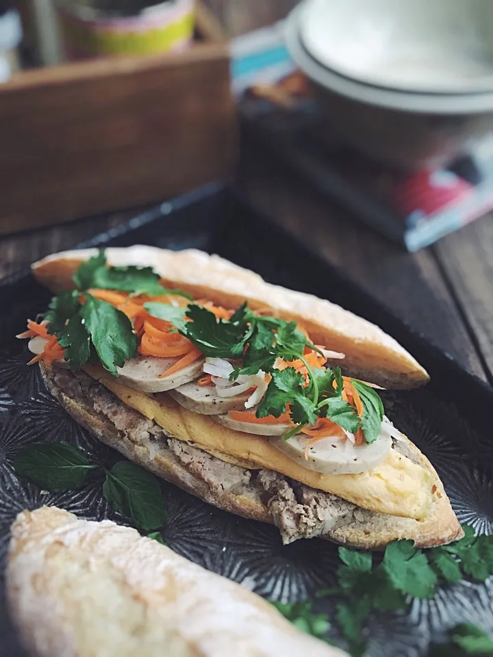 Bánh my pâté trúng/Vietnamese baguette with omelette and pâté|rick chanさん