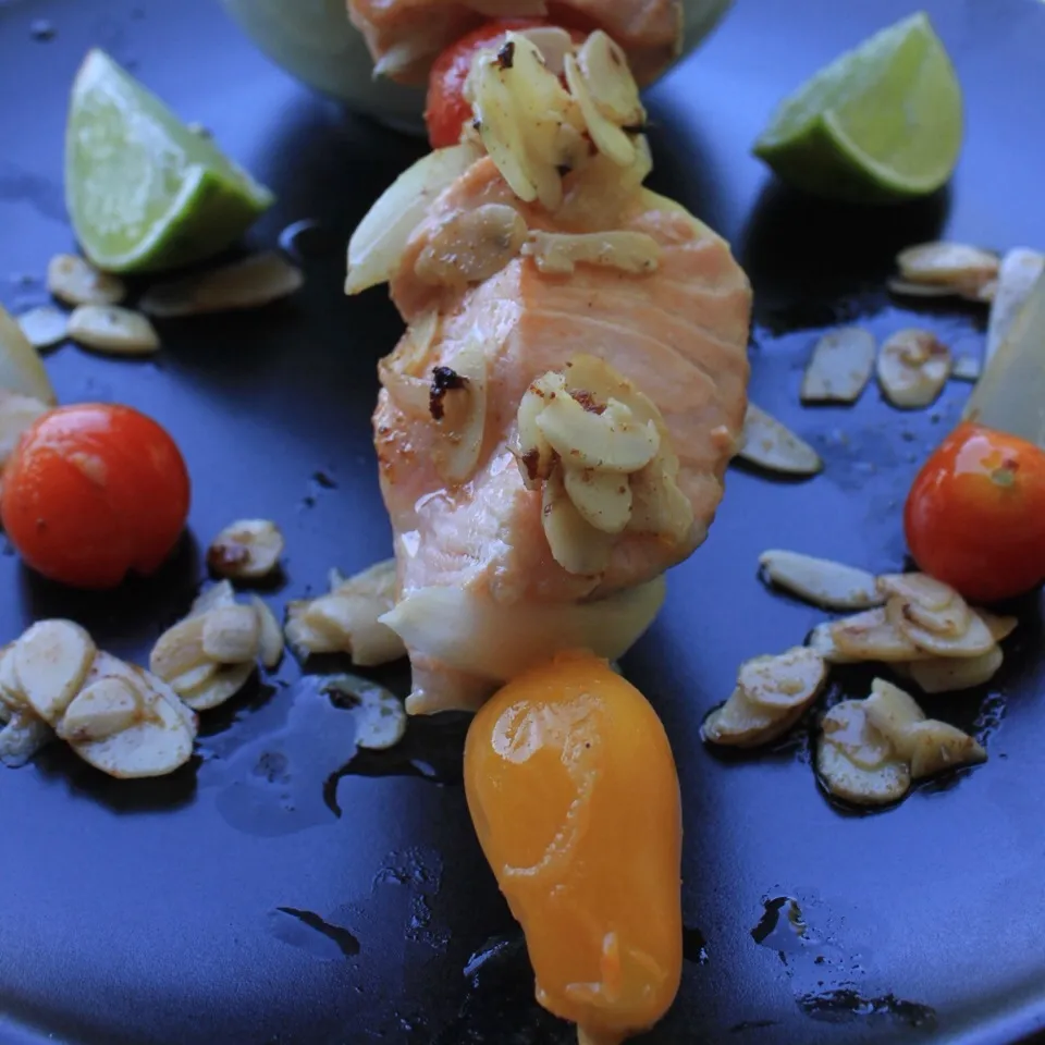 Brochette de Saumon et tomates Cerises, flambée à l'Armagnac et son Beurre Noisette aux Amandes effilées.|PHILIPPEさん