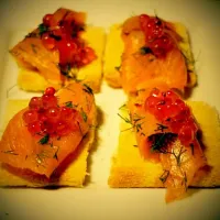 Smoked salmon on toast appetizer|莊築君さん