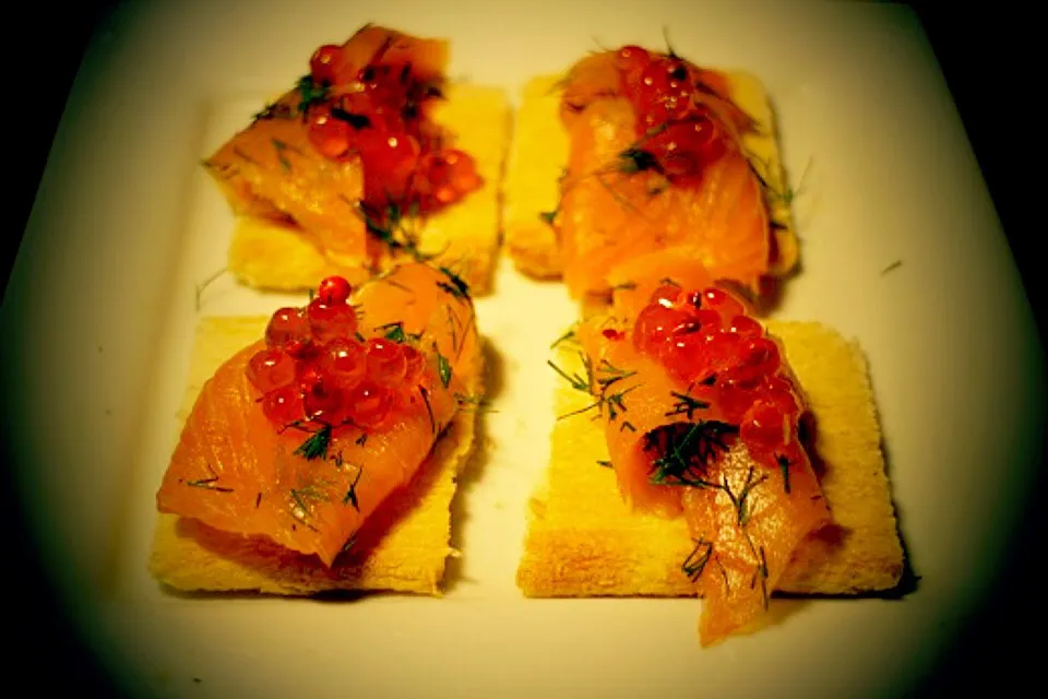 Smoked salmon on toast appetizer|莊築君さん