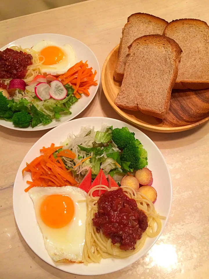 Snapdishの料理写真:男子朝食だよぉ〜♬ #目玉焼き #ミートソーススパゲティ #彩野菜サラダ #人参しりしり #金時芋蜂蜜煮 #美容師 #横浜|Booパパさん