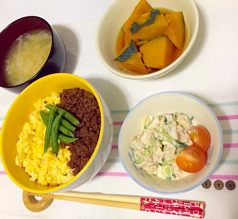 Snapdishの料理写真:三色丼、かぼちゃの煮付け、キャベツときゅうりのツナサラダ、キャベツの味噌汁|奏 kanadeさん