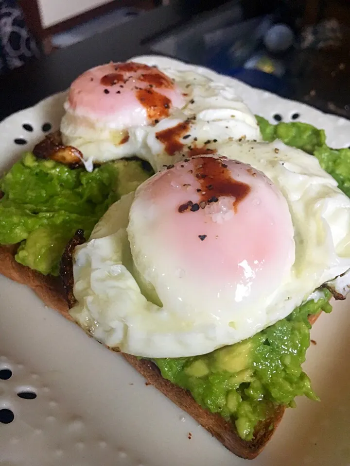 Avocado toast with sunny side egg＊アボカドトースト|Miboさん