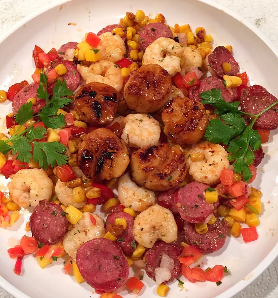 Scallops and Sausage with Shrimp and pico de gallo for garnish|Alma's Home Kitchenさん