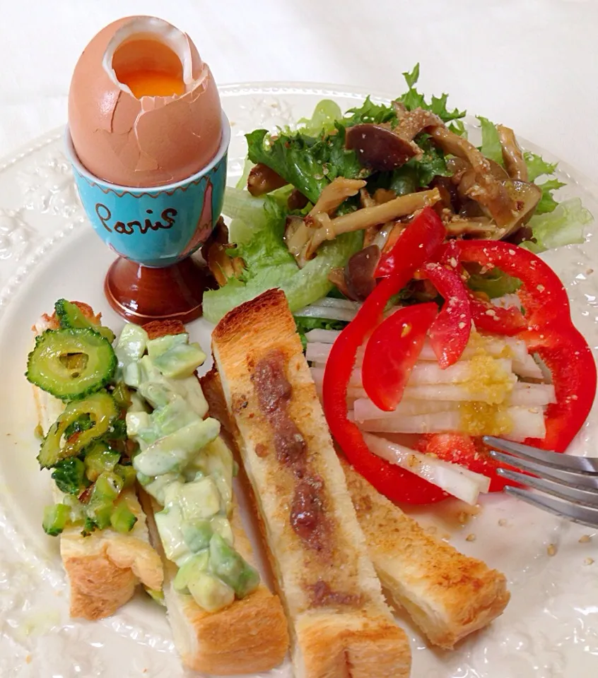 Dippy Eggs with Soldiers. イギリス人の英会話の先生に教えてもらいました。 アンチョビバタートーストは、卵につけながら食べます。|プリュパリスさん