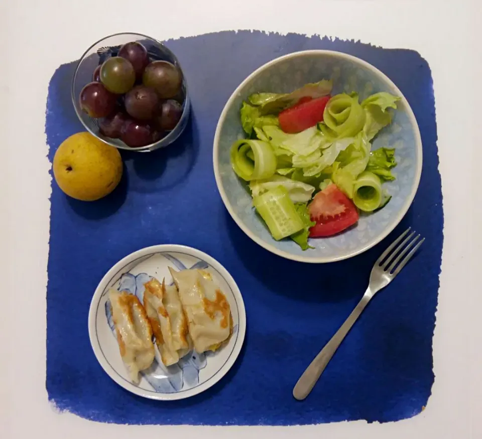 Breakfast: salad, fried dumplings, grips and pear.|Liciaさん