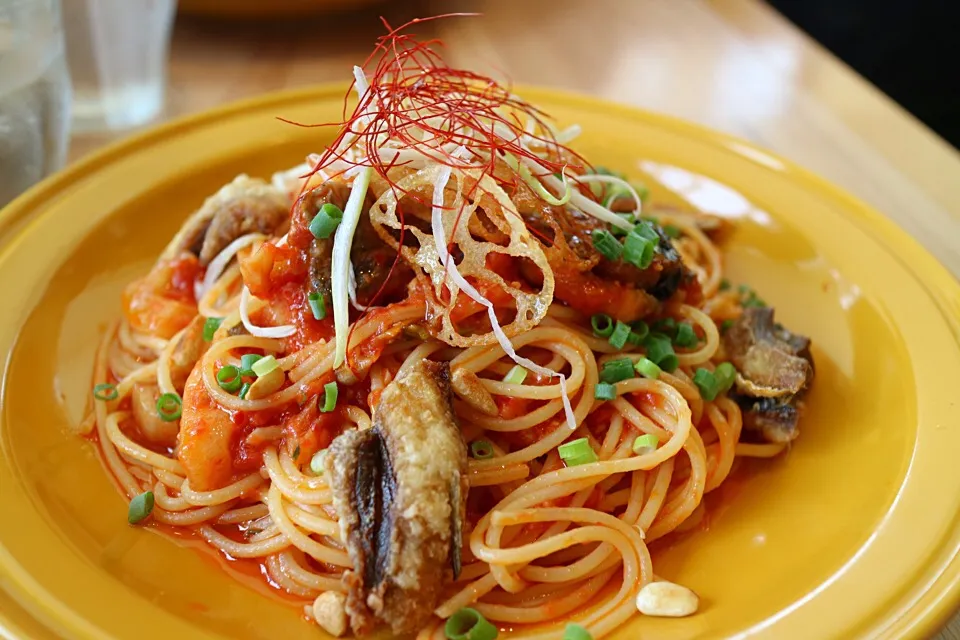 秋刀魚と蓮根のトマトソースパスタ|マハロ菊池さん