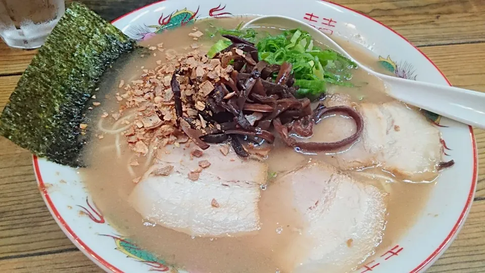 Snapdishの料理写真:熊本玉名ラーメン の ラーメン ＋ニンニクチップ(無料)  ＠石神秀幸 厳選 極み麺selection 池袋16095|大脇さん