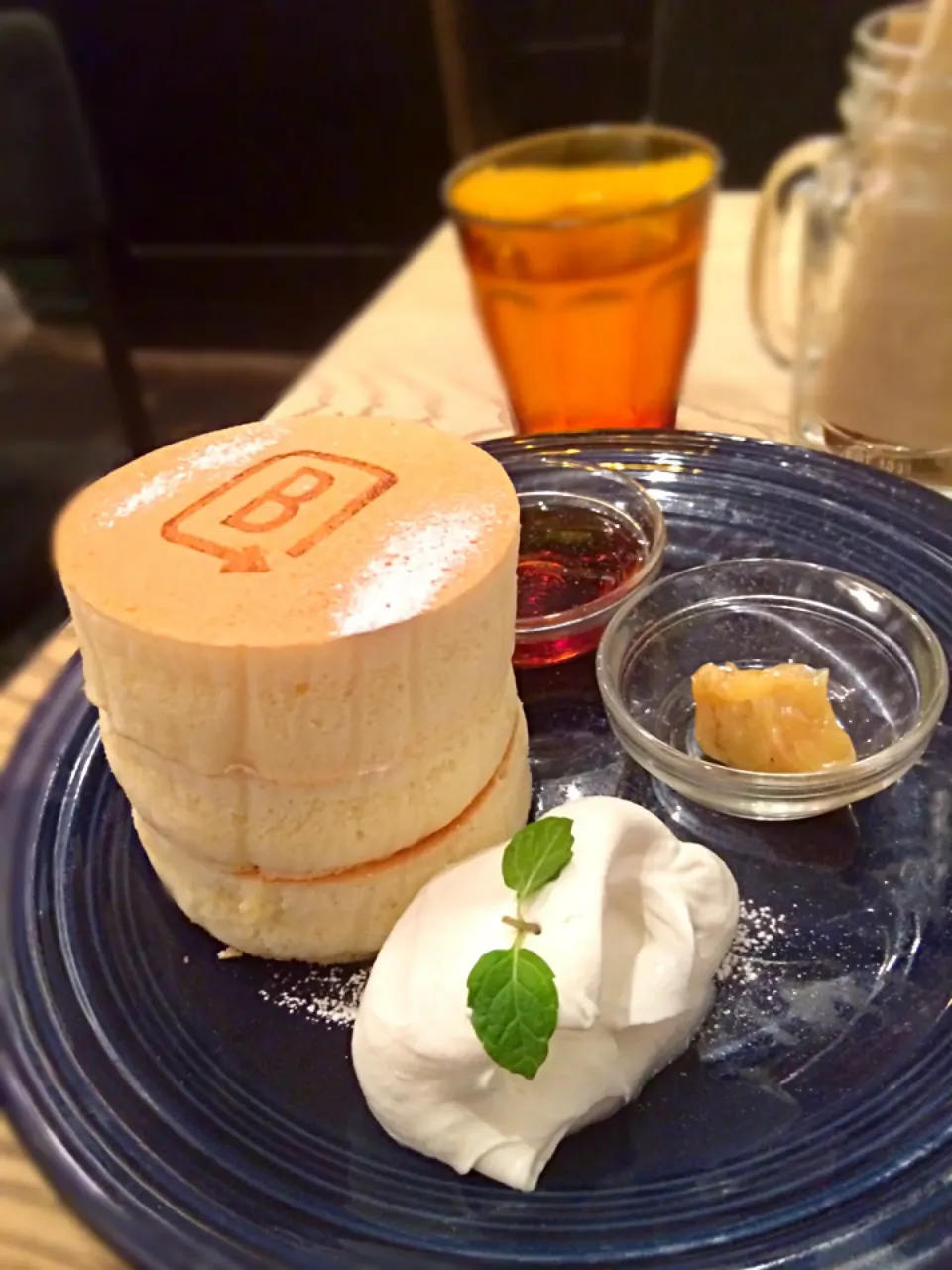 バーンサイドストリートカフェの
ホワイトスフレパンケーキ😋|ジヌ美さん