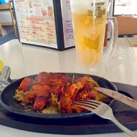 Snapdishの料理写真:キンキンに冷えてる生ビールと本格的なタンドリーチキン|エベレストダイニング浜田山店さん