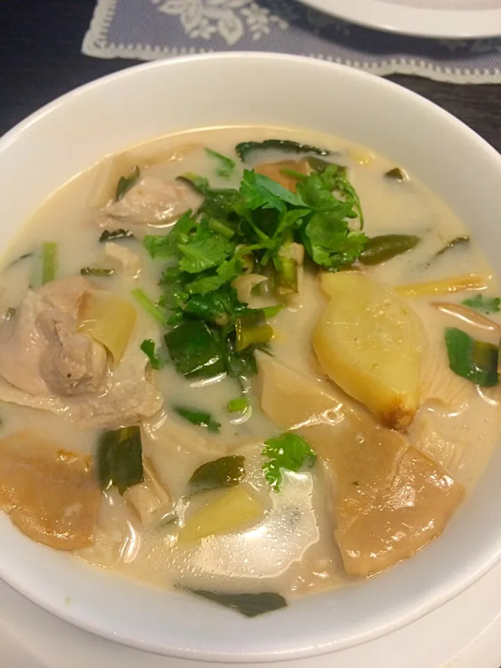 Snapdishの料理写真:ต้มข่าไก่/ Tom Kha Gai (Coconut soup with chicken)|SaSaさん