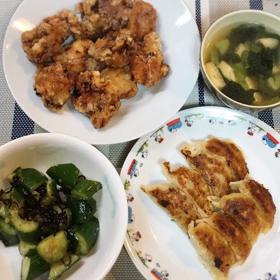 Snapdishの料理写真:鶏の唐揚げ・小松菜と揚げのお吸い物・餃子・塩昆布キュウリ|美也子さん