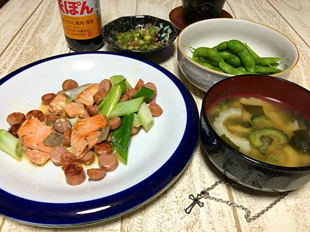 今日の男飯(⌒-⌒; )鮭マヨand枝豆andオクラの和え物and白、緑ゴーヤの味噌汁♫|ひーちゃんさん