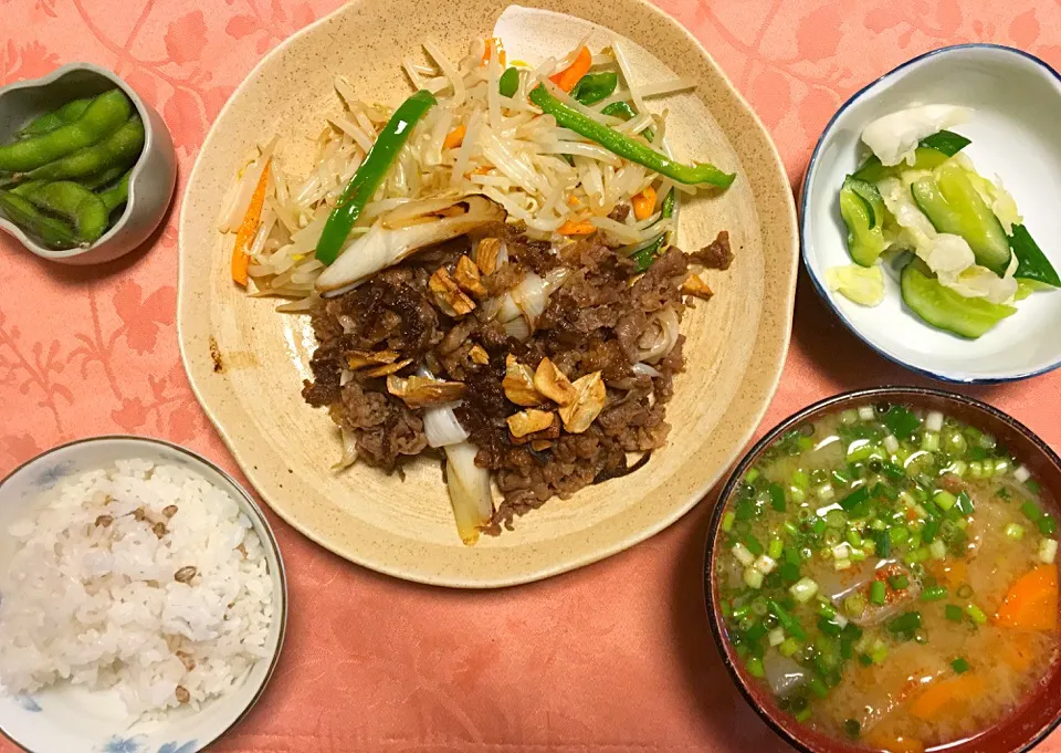 牛小間野菜炒め 豚汁 枝豆 浅漬 さぁ〜飲んで飲んで🍻メニュー|Junko Tominagaさん