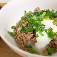 そぼろ丼 🐷|はむたろうさん