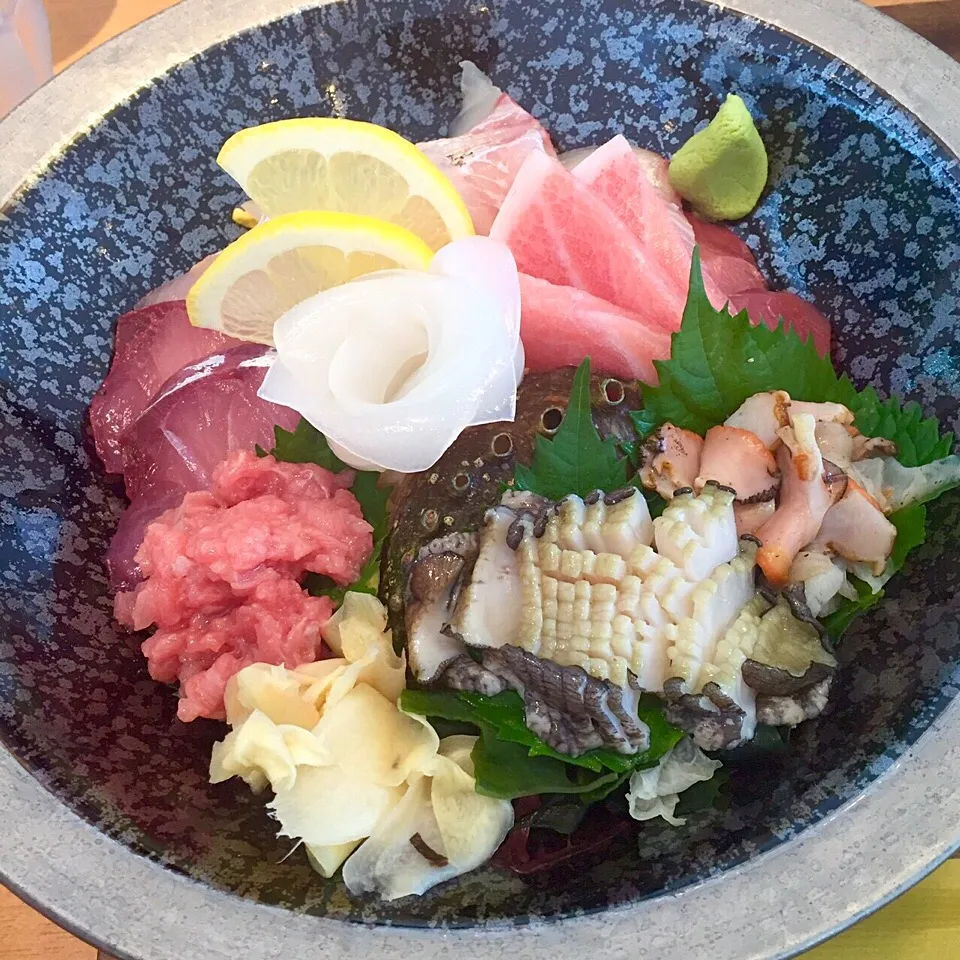 Snapdishの料理写真:特撰海鮮丼💕アワビはコリコリ✨とろける大トロ✨（長崎県平戸にて）|paaruさん