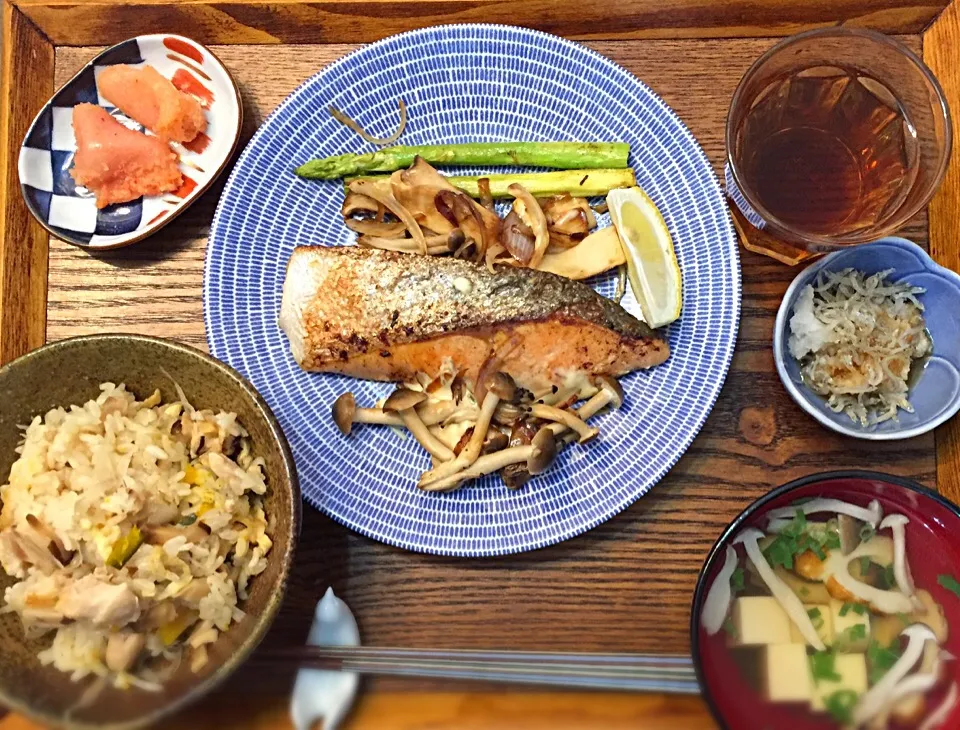 Snapdishの料理写真:秋ごはん。鶏とごぼうとかぼちゃの炊き込みごはん、鮭のブルーチーズ焼 きのことアスパラ添え、豆腐ときのこのお吸い物、じゃこ大根おろし。|Junさん