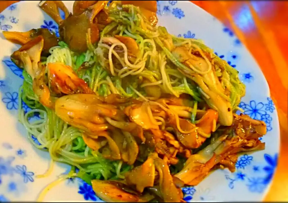 舞茸 と 素麺チャンプルー✨ バジルソースで…💕
昨日の 青じそ素麺使用🌿|メイメイda.さん