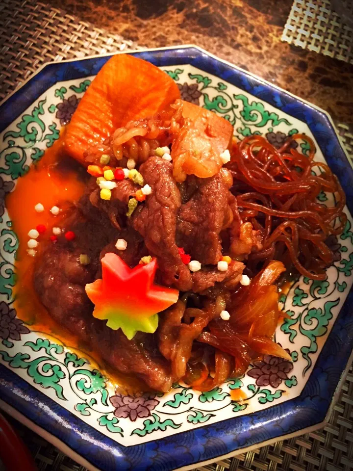 甘～い皿すき焼♪  (お麩.糸こんにゃく.🍁麸.お餅.玉ねぎ.お豆腐.神戸牛.卵黄‥‥)|💍ごはん🍚さん