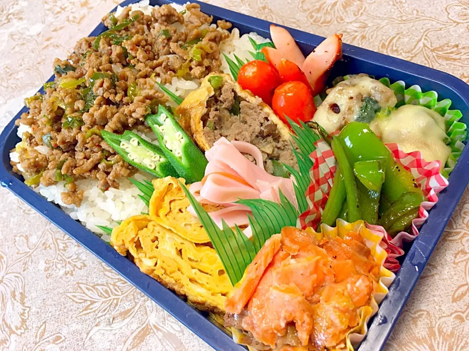 がっつり息子弁当～♪

卵焼き
お揚げに餃子を詰めた揚餃子
ハムのお花
オクラ
ブロッコリーと豚肉のチーズ焼き
赤ウインナー
ピーマン炒め
鮭の塩焼き

ご飯には、ピリ辛ひき肉にしました。

月曜日、始まりの日だから頑張ってね～♪|37(*ˊ˘ˋ*)♪さん