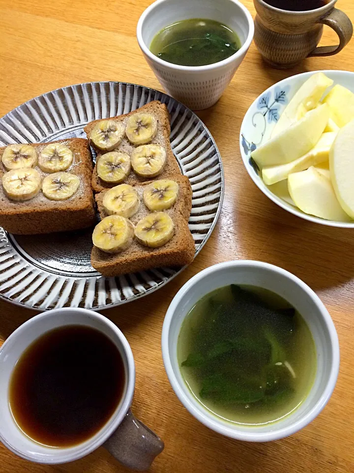 今日も元気に朝ゴパン✨
ハチミツバターとバナナのトースト、
ほうれん草のコンソメスープ、林檎|5ネコママさん