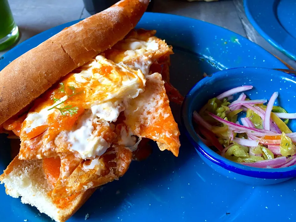 Torta de chilaquiles en Amarillo oaxaqueño con huevo estrellado|Eduardo Mestre Sさん