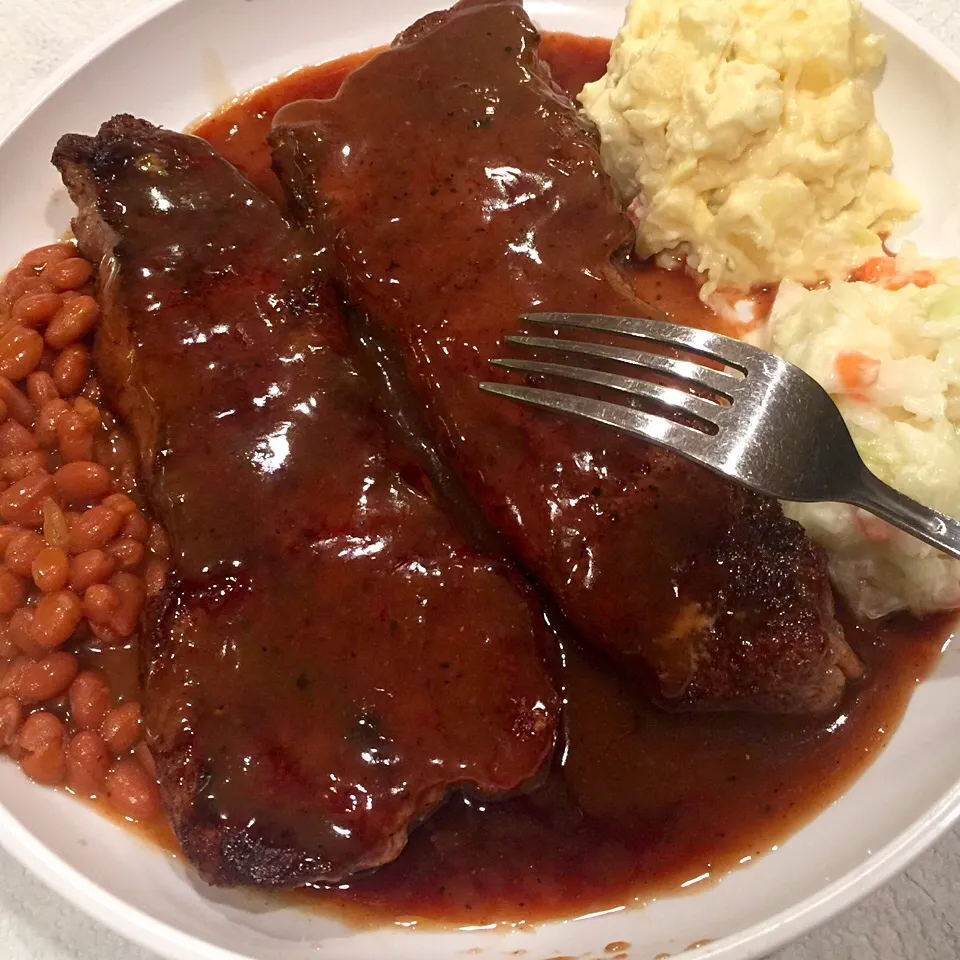 Beef Loin Strip Steaks with brown gravy|Alma's Home Kitchenさん