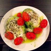 Poached eggs, avocado, tomatoes with basil and olive oil|ThaVirgo86さん