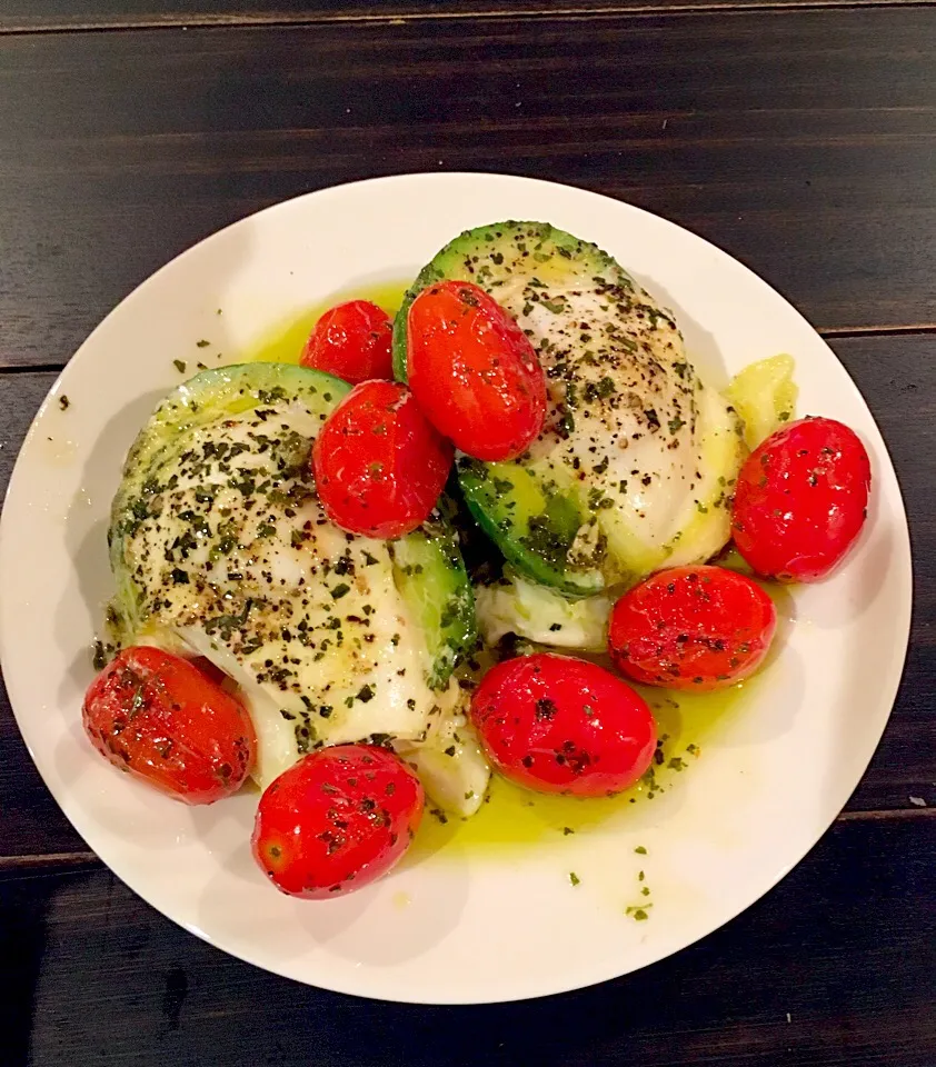 Poached eggs, avocado, tomatoes with basil and olive oil|ThaVirgo86さん