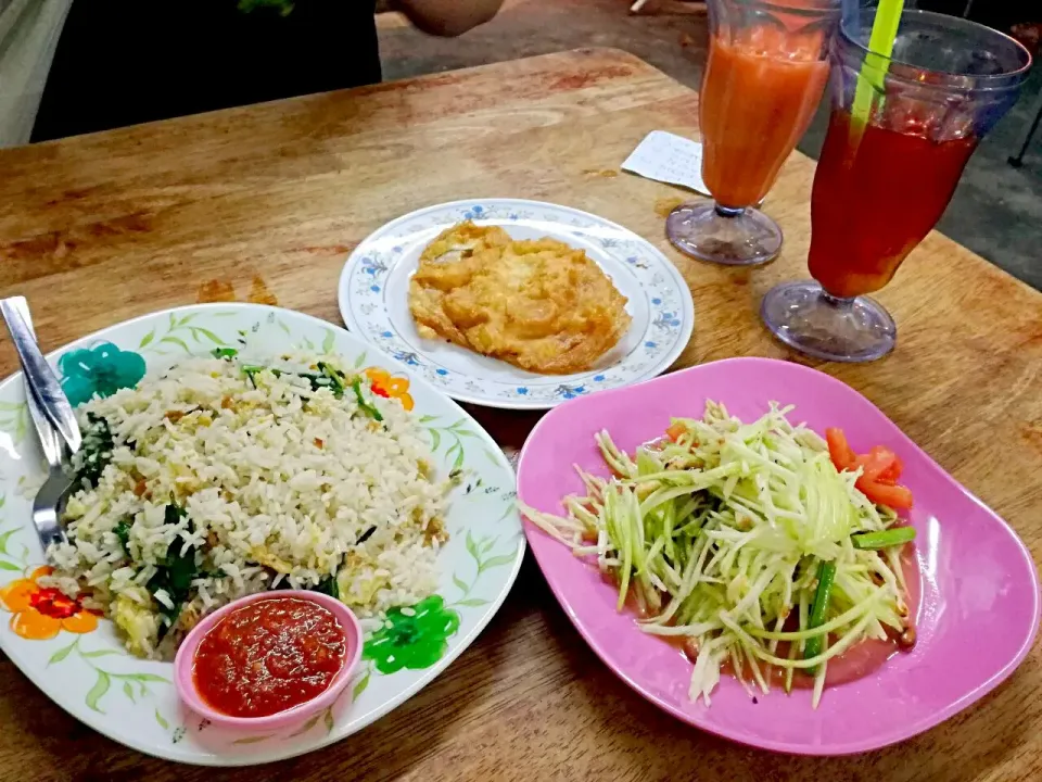 タイ料理の屋台
Nasi Goreng Masin Ikan 
マンゴーサラダ
ふわふわの揚げオムレツ
ライチティー
キャロットミルク|korinoさん