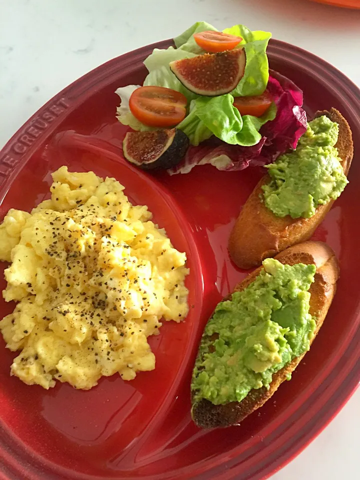 Scramble eggs with avocado toast|Aunty Gさん