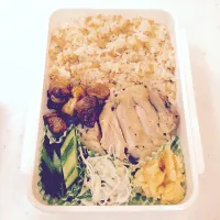 Snapdishの料理写真:9/12 お弁当 焼き鳥、バジルチキン、キュウリの塩昆布漬、春雨サラダ、タラモサラダ|きささん