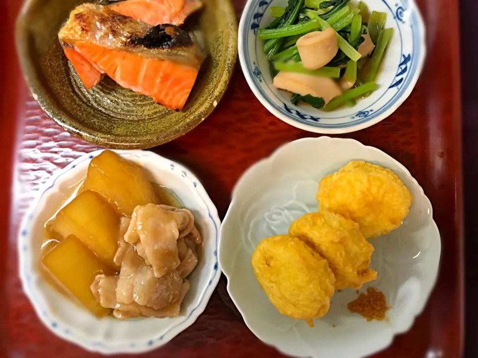 Snapdishの料理写真:晩ご飯…豚バラ冬瓜、長芋カレー粉天ぷら、イカ青菜煮、焼き鮭|こぼるさん