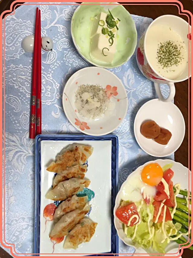 温泉卵〜作りサラダに乗せました。美味しい〜☆〜（ゝ。∂）🌺

あと手作り餃子。ヴィシソワーズ、冷奴。頂きまぁす！|misuzumisuさん