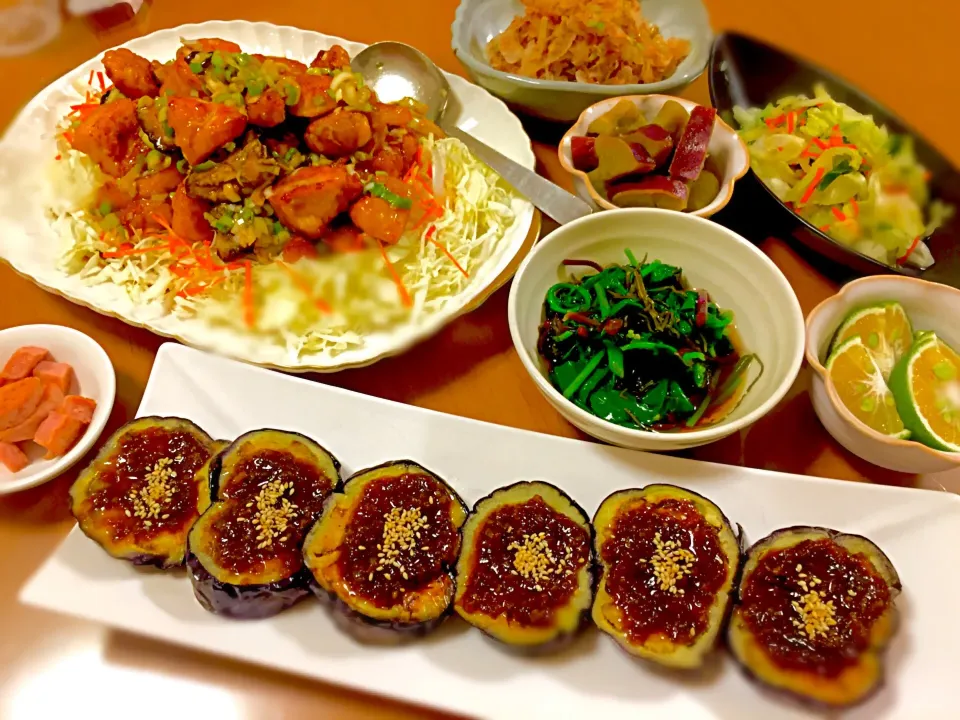 今夜の晩飯…油淋鶏、白ゴーヤの鰹和、ツルムラサキのがごめ昆布和え、キャベツの昆布塩揉み、弁当の残りのサツマイモ煮&スパム炒め|Tomiko Muramatsuさん