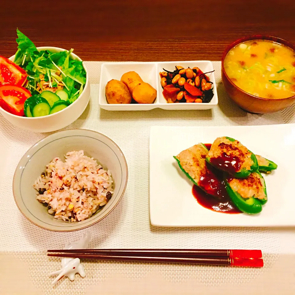 ピーマンの肉詰めと里芋の煮っころがし🍚|🍎ゆかりんご🍎さん