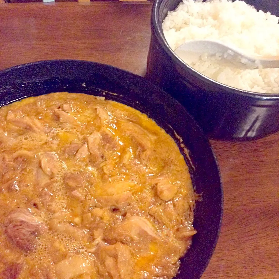 お鍋で炊いたおひつご飯と、玉ねぎの入らないフライパンでトロトロの親子丼。好きなだけかけて食べなさい。|タケハナさん