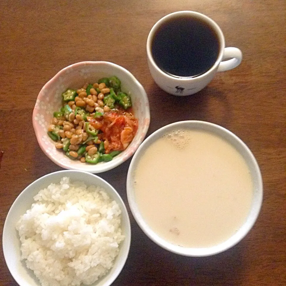 オクラ納豆キムチと温めた豆乳の底には赤だし味噌入。コーヒーと合うのかな。|タケハナさん