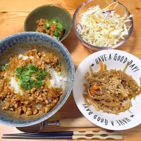 Snapdishの料理写真:ひき肉と玉ねぎの甘辛丼♡|yuiさん