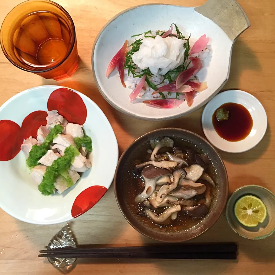 Snapdishの料理写真:鶏の緑酢がけ、えんがわのお寿司、茸のブロード|maruruさん