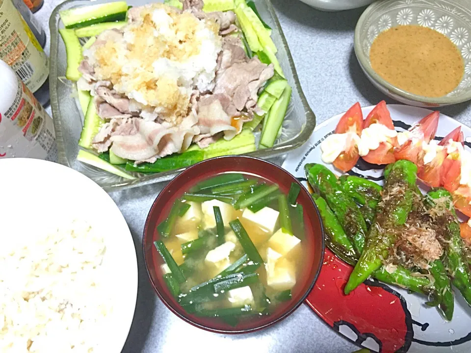 もち麦飯、あまとう、トマト、豚しゃぶもやしキュウリ、豆腐ニラ味噌汁|ms903さん