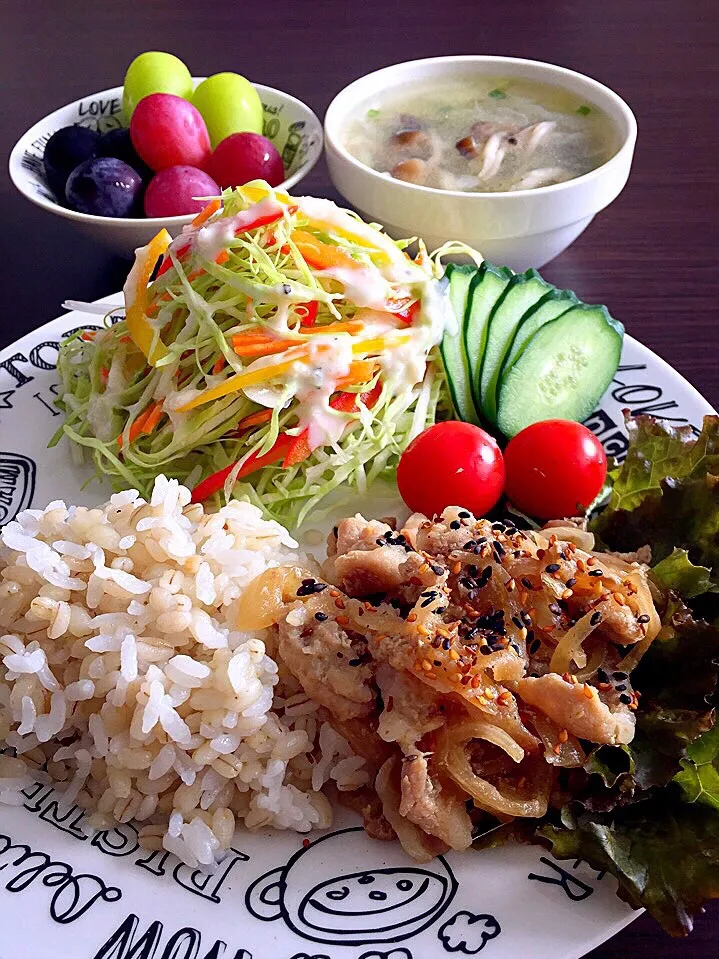 Snapdishの料理写真:⭐️豚肉と玉ねぎの麺つゆ炒め ⭐️野菜サラダ シーザードレッシング ⭐️シメジと長ネギのスープ ⭐️3種のぶどう|よっちぃさん