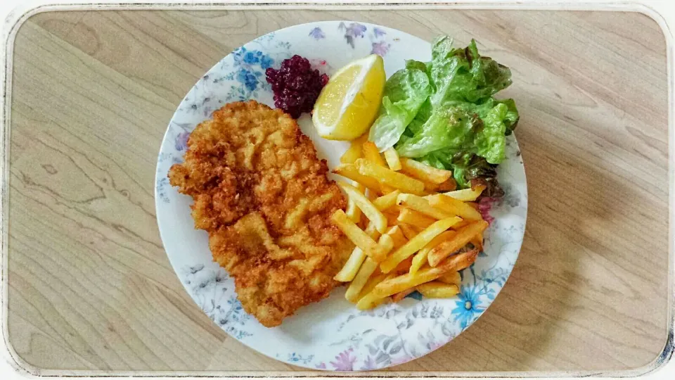 Selfmade yummie Austrian 
Wiener Schnitzel  13x8.5 cm
with Fries and mixed Salad
 # Wiener Schnitzel|Najeskaさん