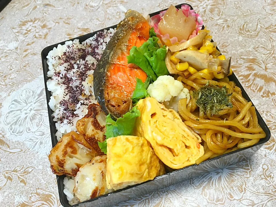 火曜日のがっつり息子弁当。

今日は、焼きそば弁当～。
焼きそば
鮭の塩焼き
卵焼き
イカたま焼き
コーンとエリンギのバター炒め
大根の煮物
カリフラワー

ご飯はゆかりにしました。
σ(´~｀*)ﾑｼｬﾑｼｬ|37(*ˊ˘ˋ*)♪さん