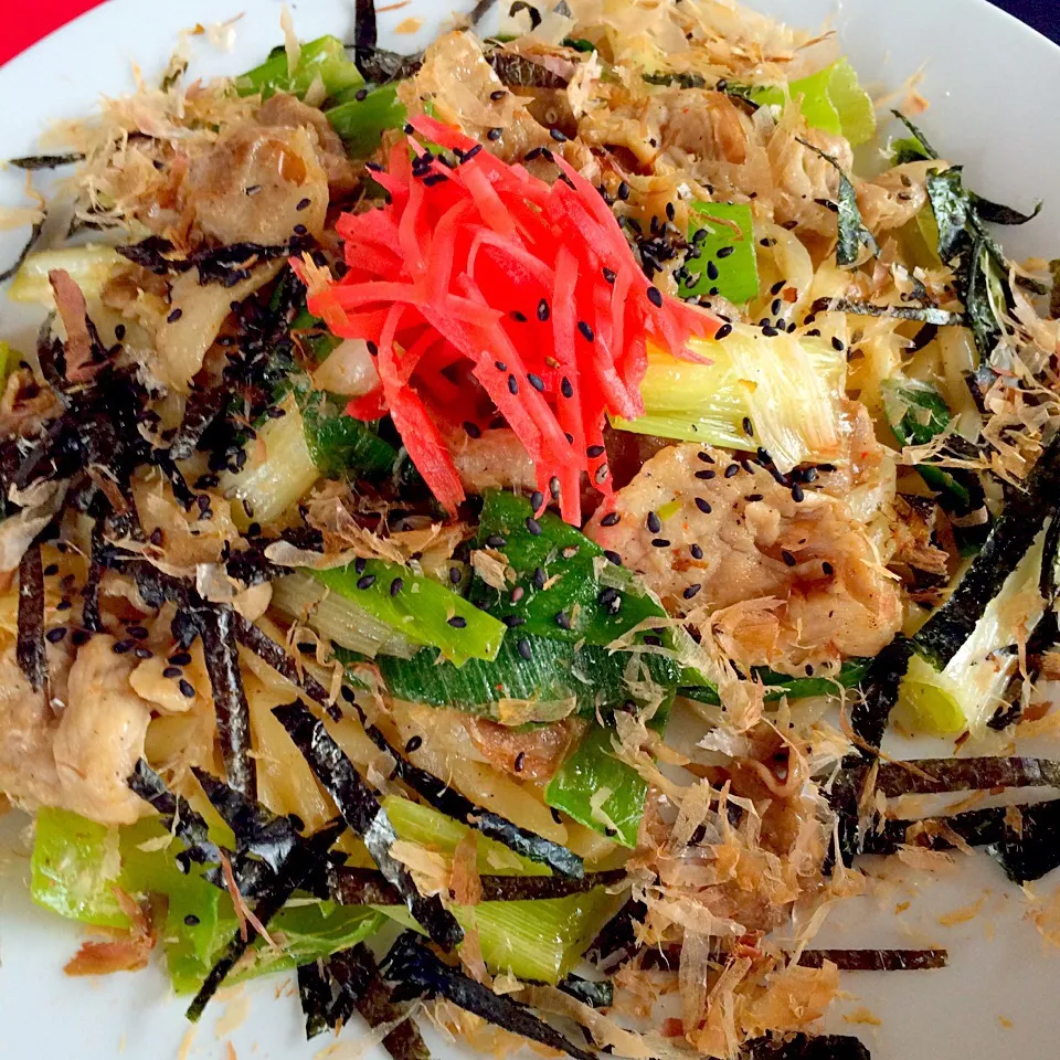 焼きうどん😄💞豚肉と長葱だけだよー（笑）トッピングは、毎日食べたい黒胡麻、鰹節、海苔、たっぷり紅生姜💞元気になるね（笑）|はみちゃんさん