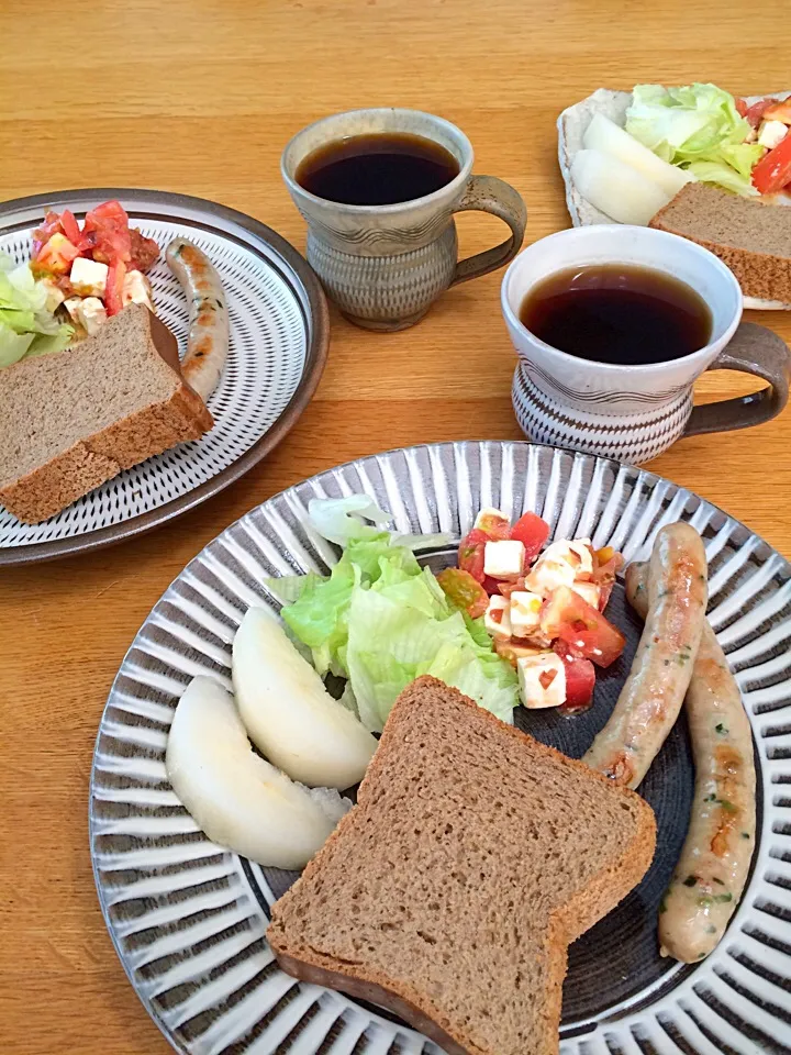 今日も元気に朝ゴパン✨
ハーブソーセージ、クリームチーズとトマトのおかか和え、梨🎶   わたしは20世紀梨が大好き💓|5ネコママさん