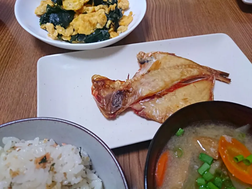 ・赤魚の干物
・ワカメと卵の炒めもの
・けんちん汁
・鮭と大葉の混ぜごはん|ようかんさん