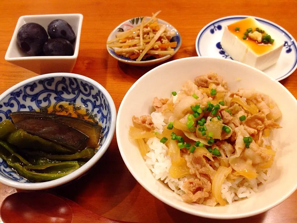 Snapdishの料理写真:9/12 夕飯♪ 豚丼 ナスと万願寺とうがらしの揚げ浸し きんぴら牛蒡 冷奴 ピオーネ|ikukoさん