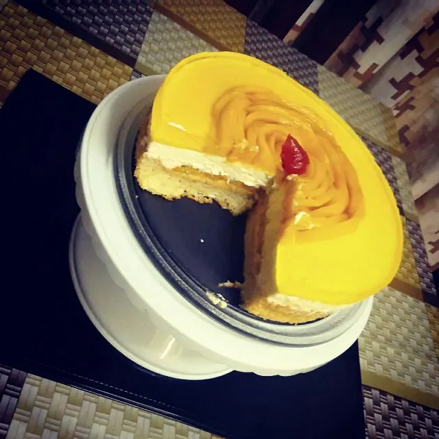 Snapdishの料理写真:mango jello mousse cake sliced....itadaikimasu....|Tezu Ropezuさん